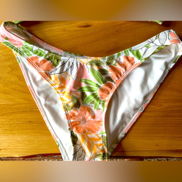 💥🔥FREE w/purchase bikini -worn only once- perfect condition - Picture 3 of 7